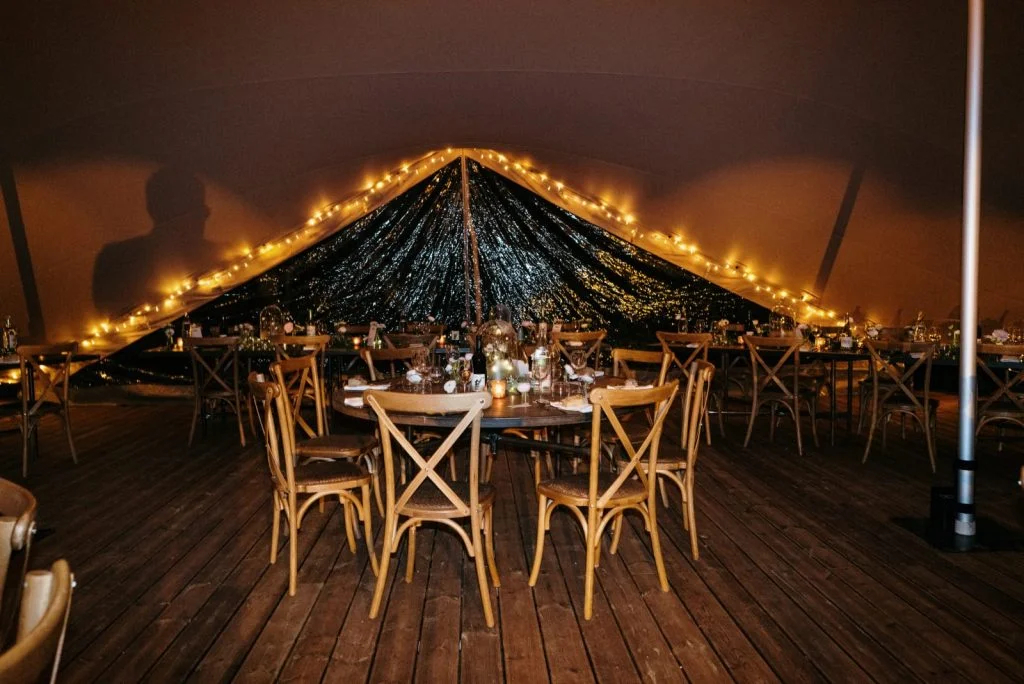Tente réception mariage de nuit La Trésorière Hérault avec guirlandes dorées et tables dressées