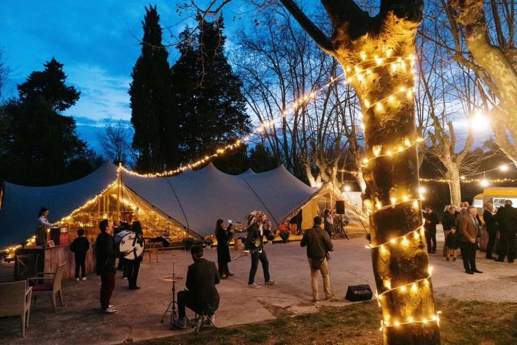 Soirée mariage sous tente nomade avec guirlandes lumineuses et musiciens au Domaine La Trésorière Hérault