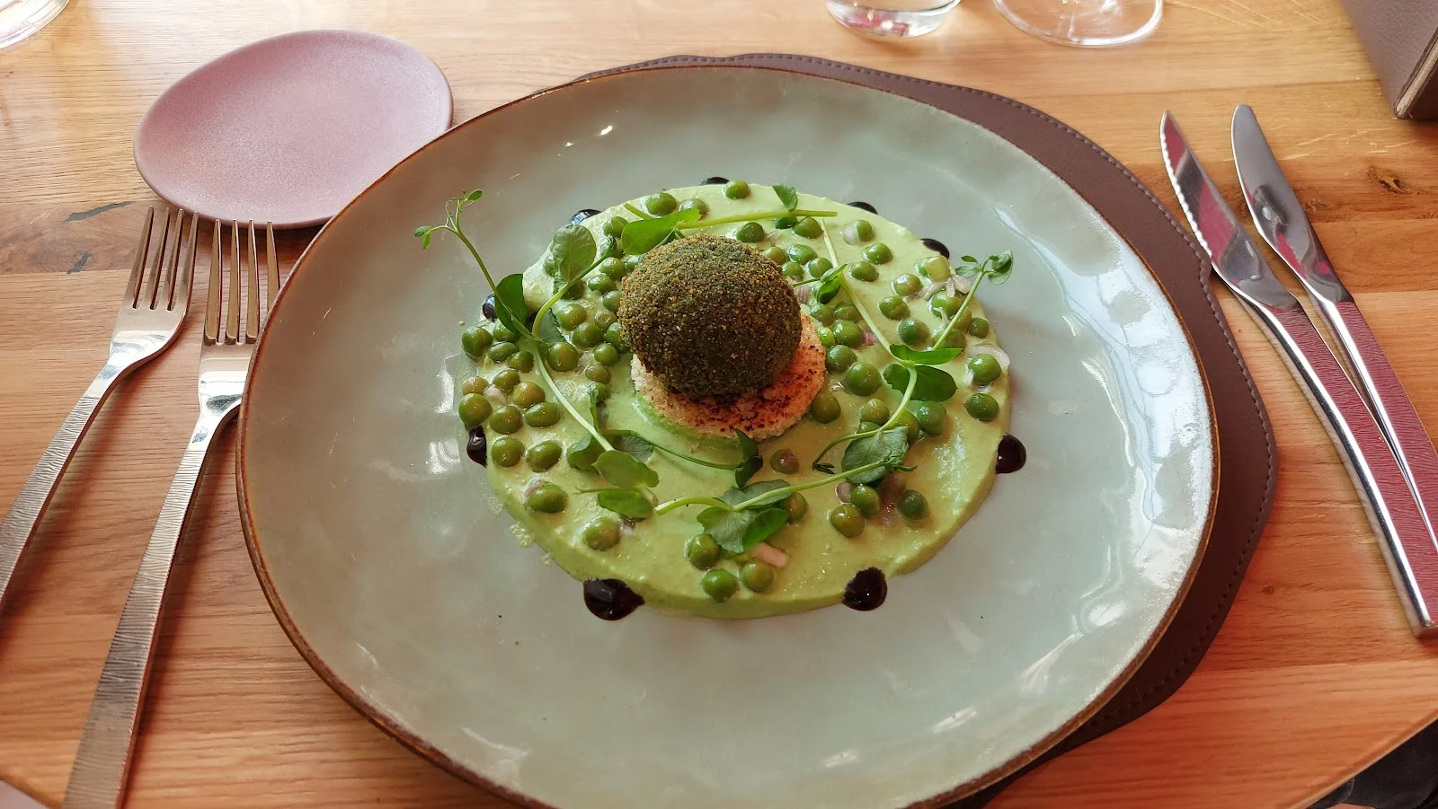 Croquette panée aux herbes et crème de petits pois du restaurant Le Grand Arbre Château de Bionne dans l'Hérault