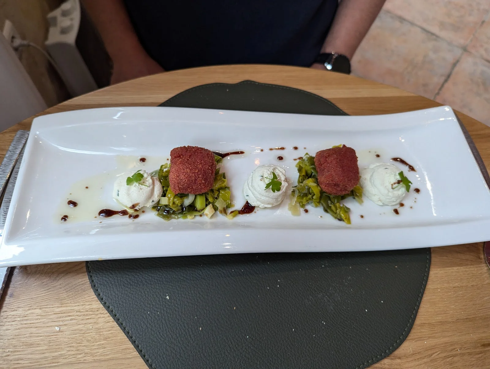 Œufs pochés croquettes et asperges vertes au restaurant Le Grand Arbre Château de Bionne dans l'Hérault