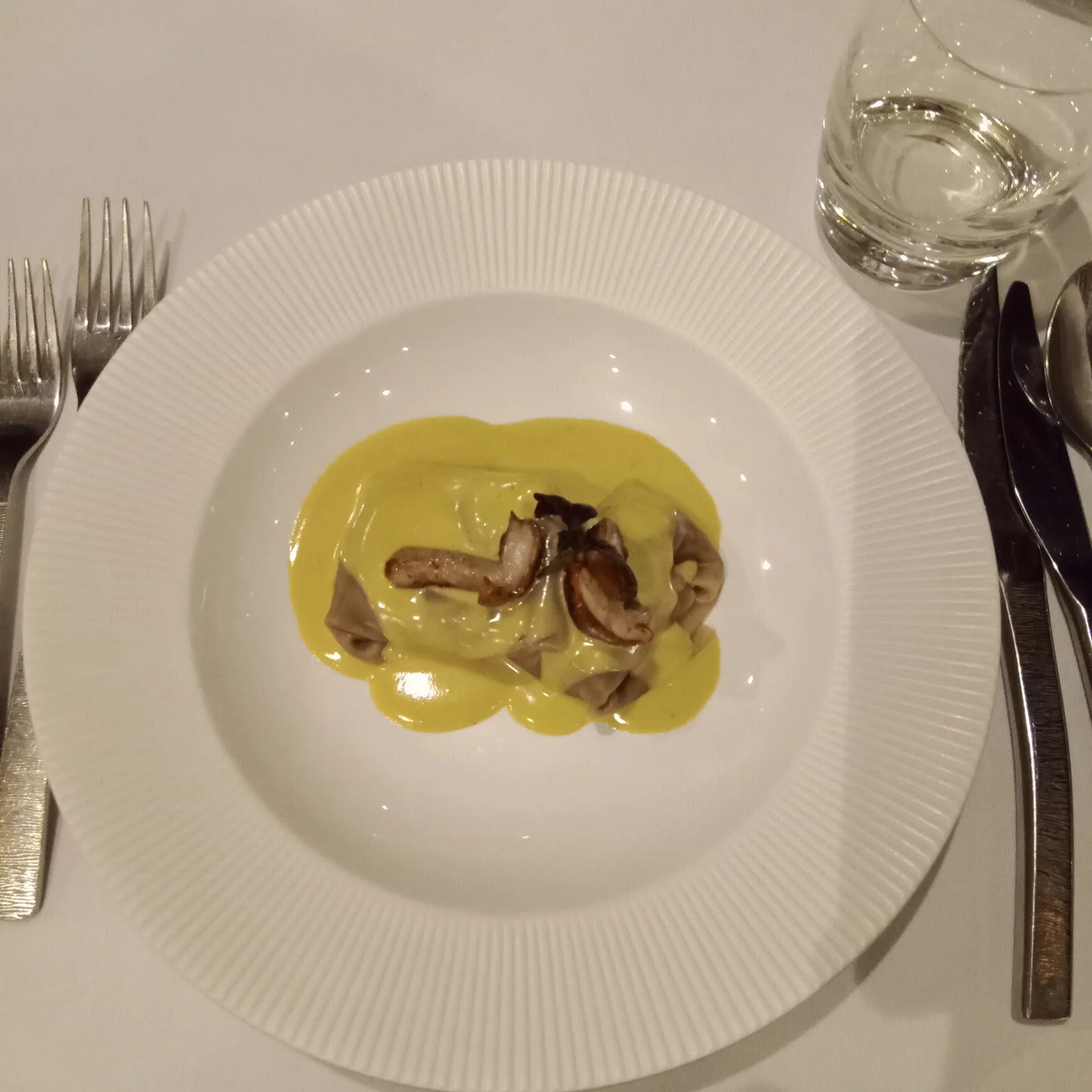 Pâtes fraîches champignons et sauce safranée au restaurant Le Grand Arbre Château de Bionne Hérault