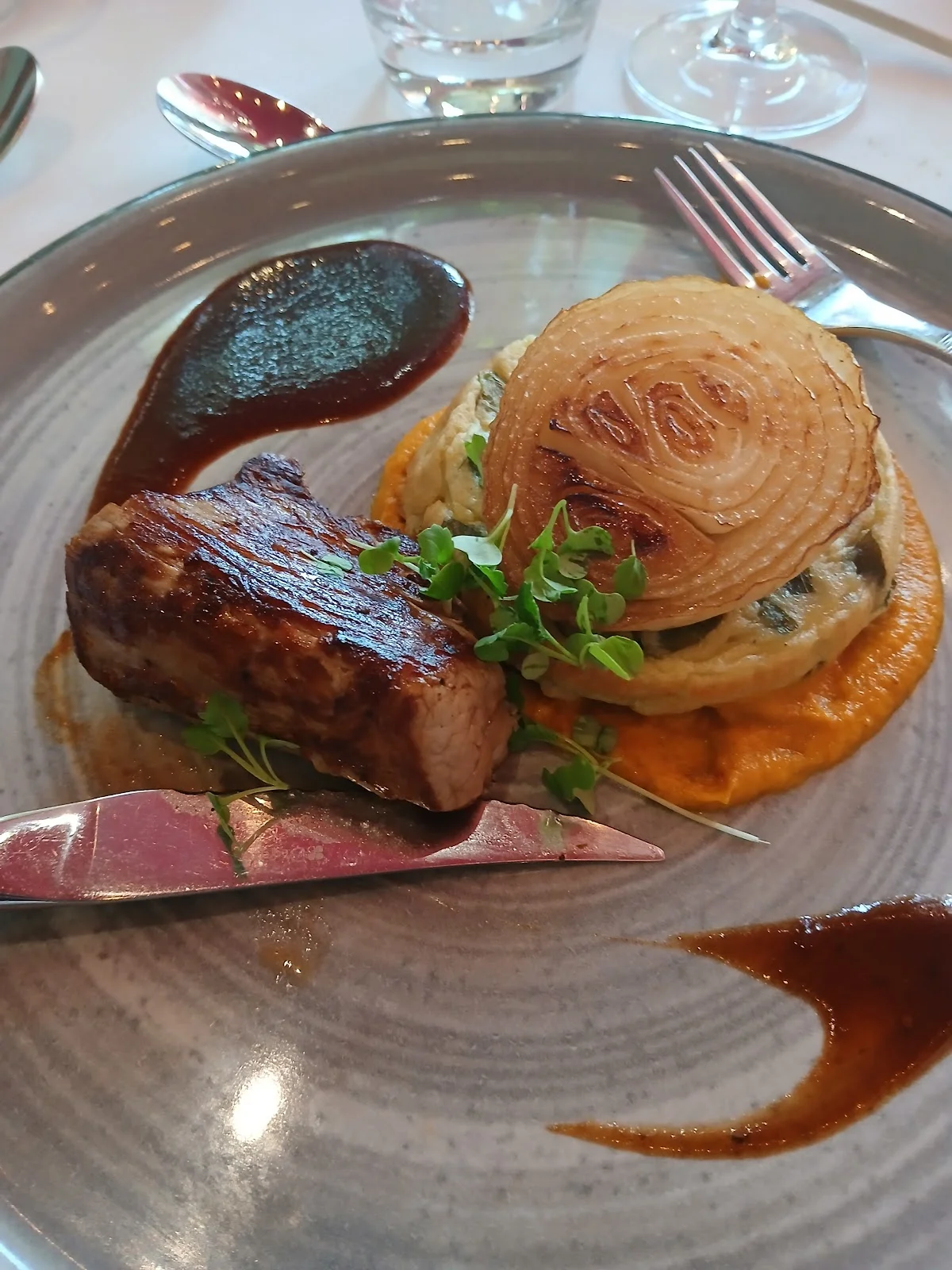 Plat gastronomique viande grillée gratin et oignon rôti au restaurant Le Grand Arbre Château de Bionne dans l'Hérault