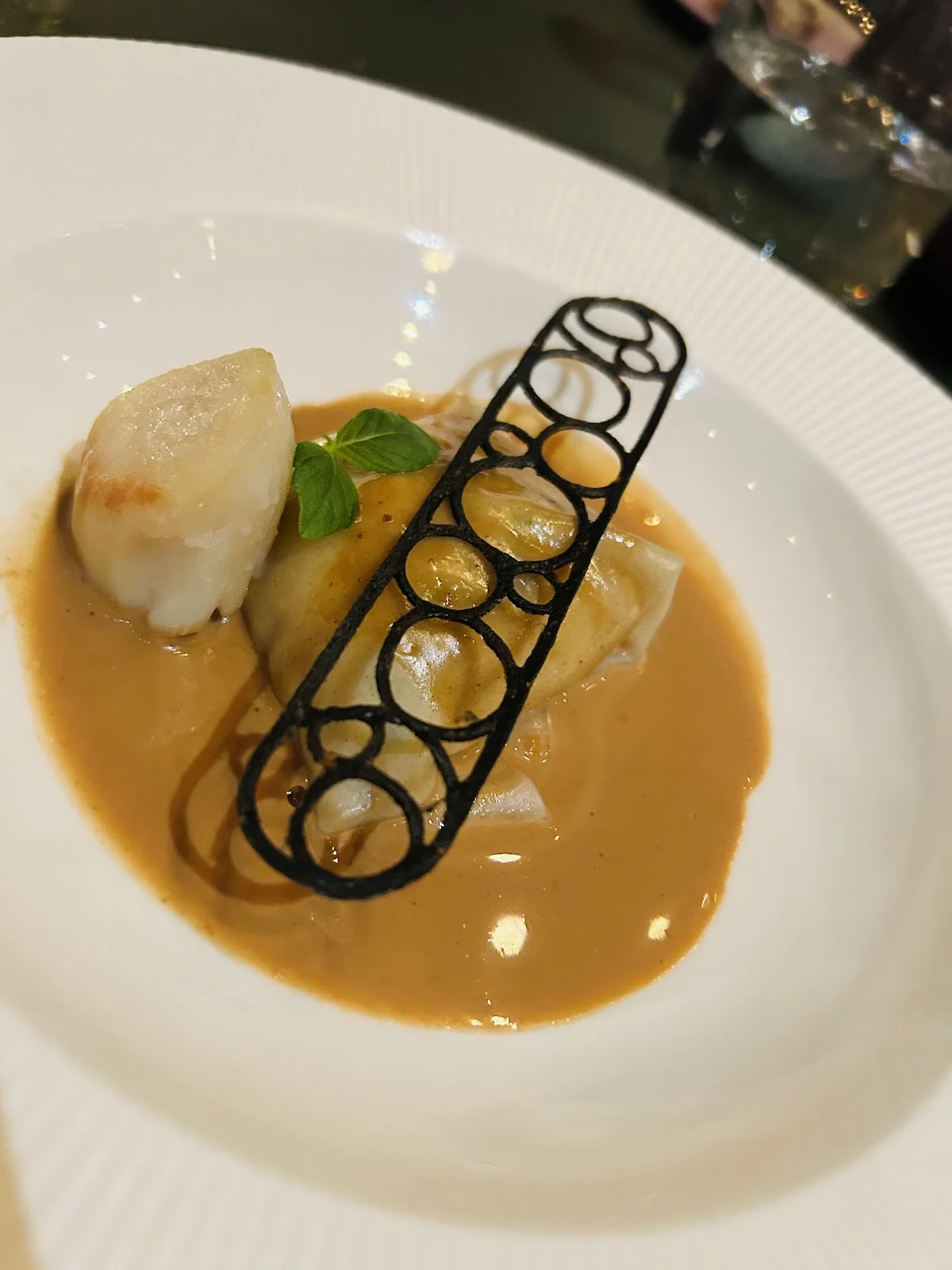 Saint-Jacques poêlée bisque dorée et raviole au restaurant Le Grand Arbre Château de Bionne dans l'Hérault