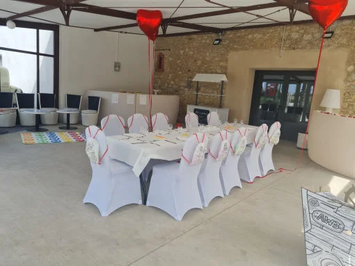 Espace enfants du Mas de Laux avec table décorée et ballons cœur pour un mariage en Hérault