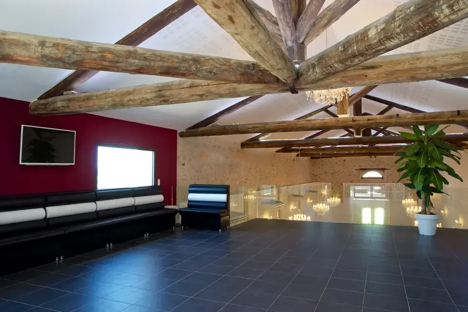 Mezzanine lounge du Mas de Laux avec vue plongeante sur la salle de réception, mariage Hérault