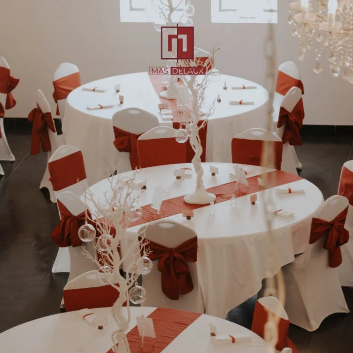 Salle de réception du Mas de Laux décorée en rouge et blanc pour un mariage en Hérault
