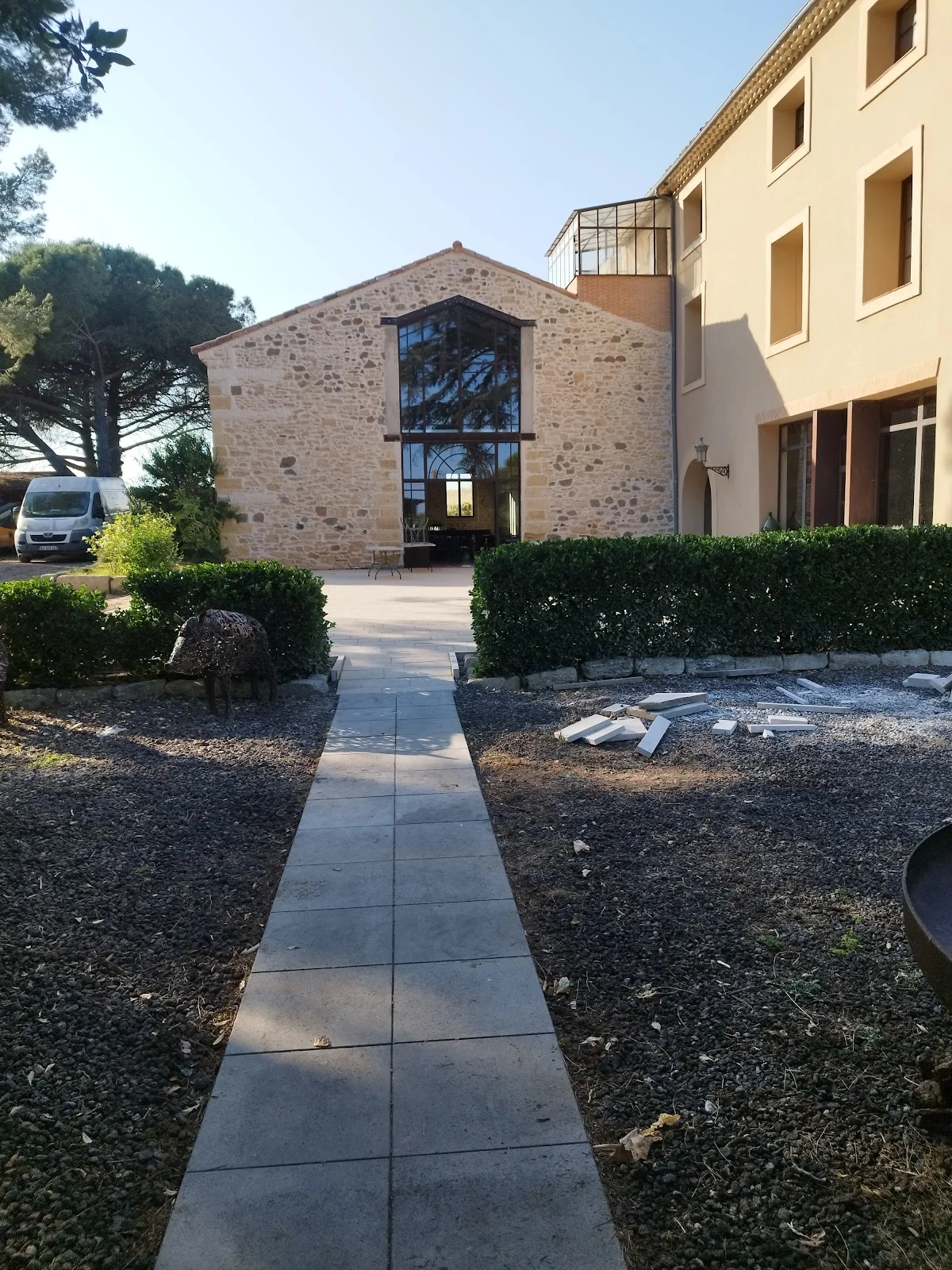 Allée menant à la grange rénovée avec verrière du domaine Les Castans, lieu de mariage en Hérault