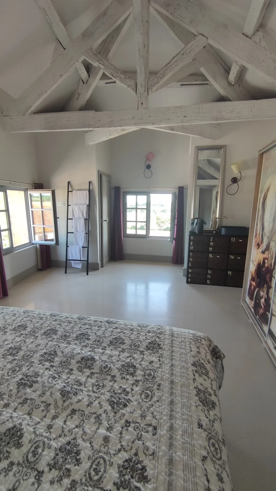 Chambre d'hébergement du domaine Les Castans avec charpente blanche et décoration rustique chic pour mariage en Hérault