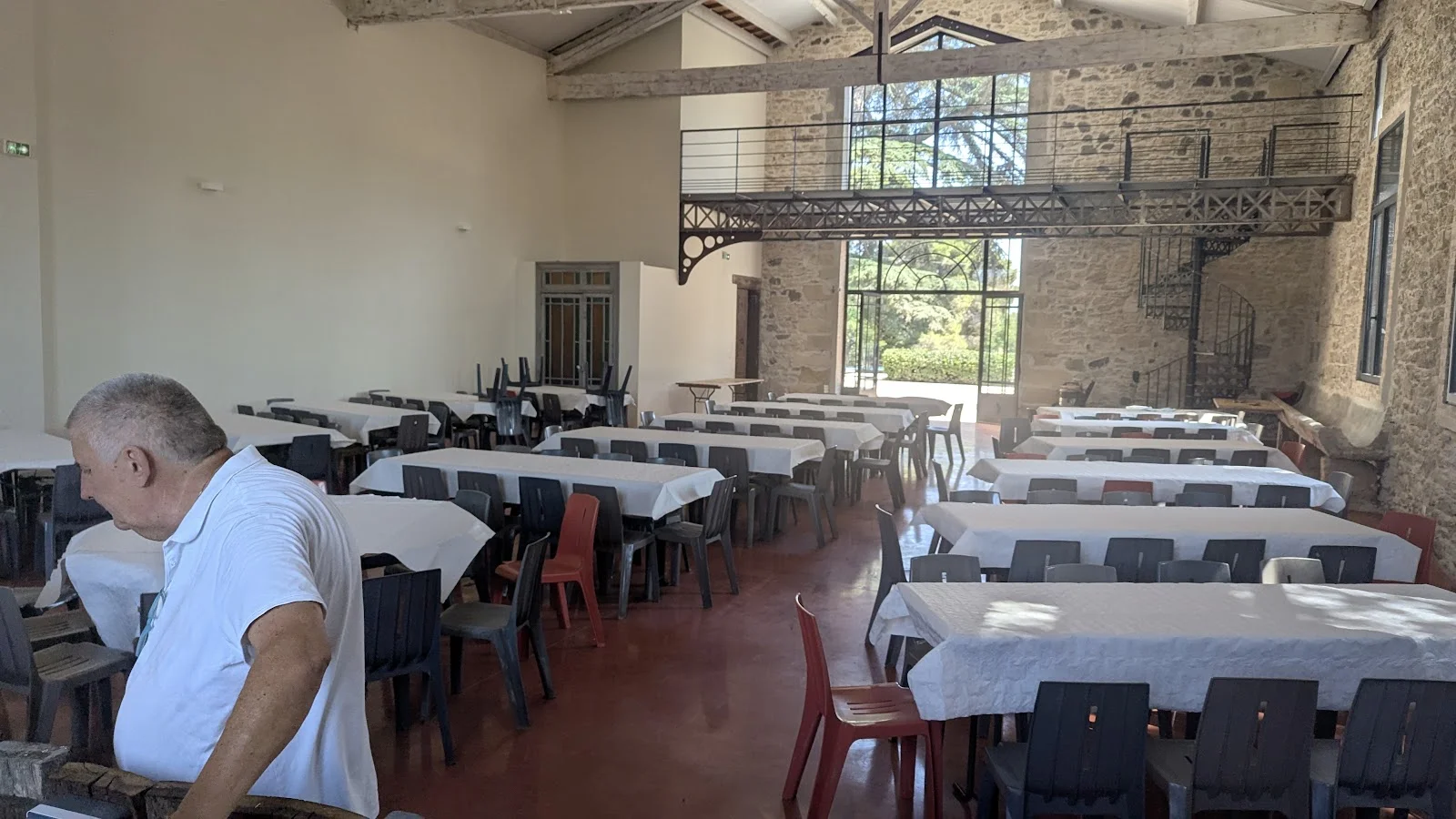 Salle de réception mariage dans la grange rénovée du domaine Les Castans en Hérault avec charpente apparente