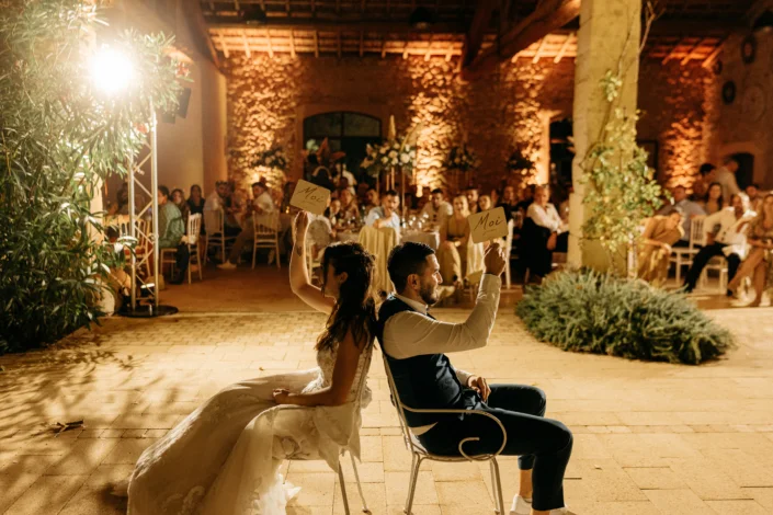 Animation soirée mariage avec les mariés dans la cour intérieure illuminée des Charmes de Bailly dans l'Hérault