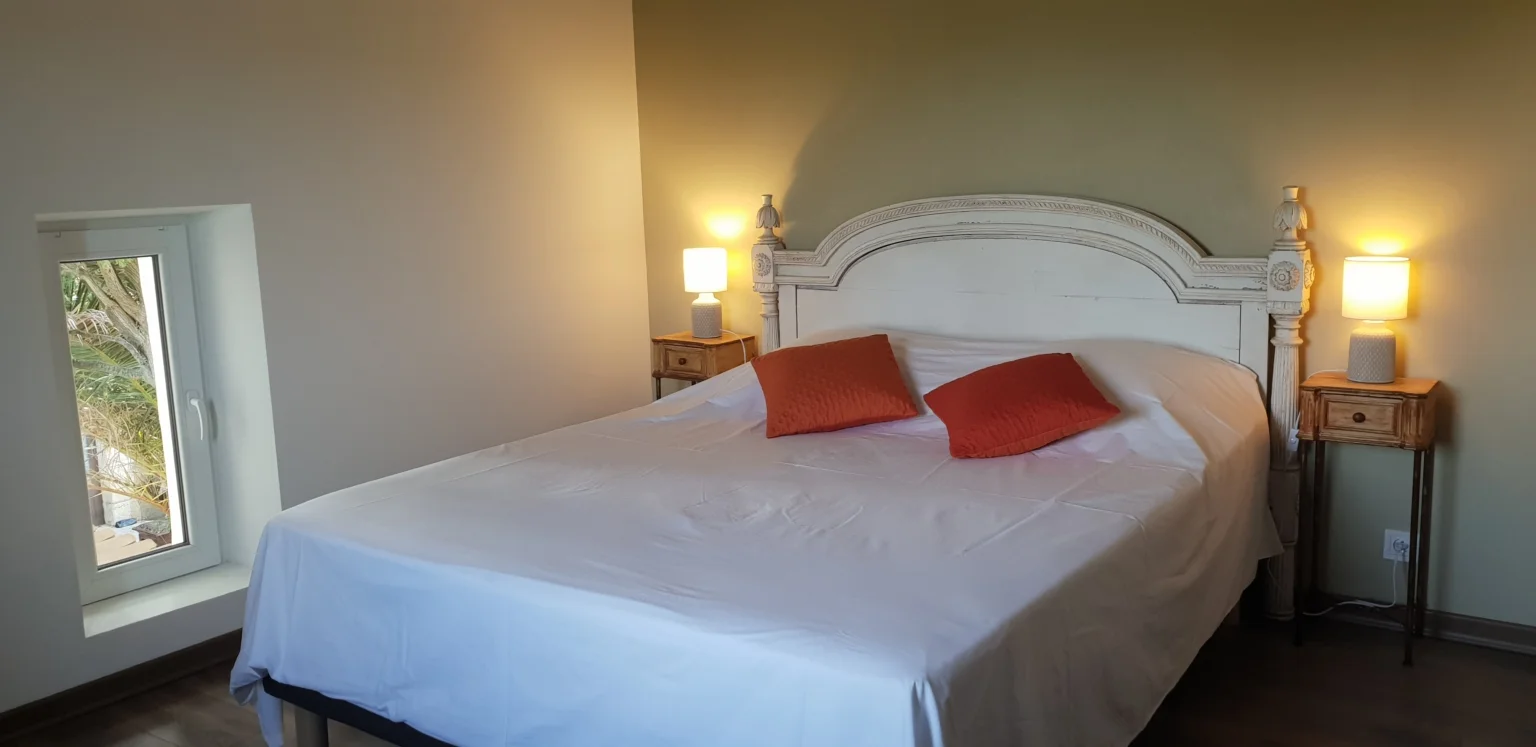 Chambre confortable et raffinée au domaine Les Charmes de Bailly en Hérault, idéale pour les mariés et leurs invités