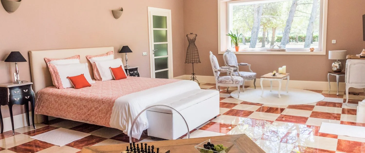 Chambre luxueuse sol marbre damier Les Charmes de Bailly hébergement mariage Hérault