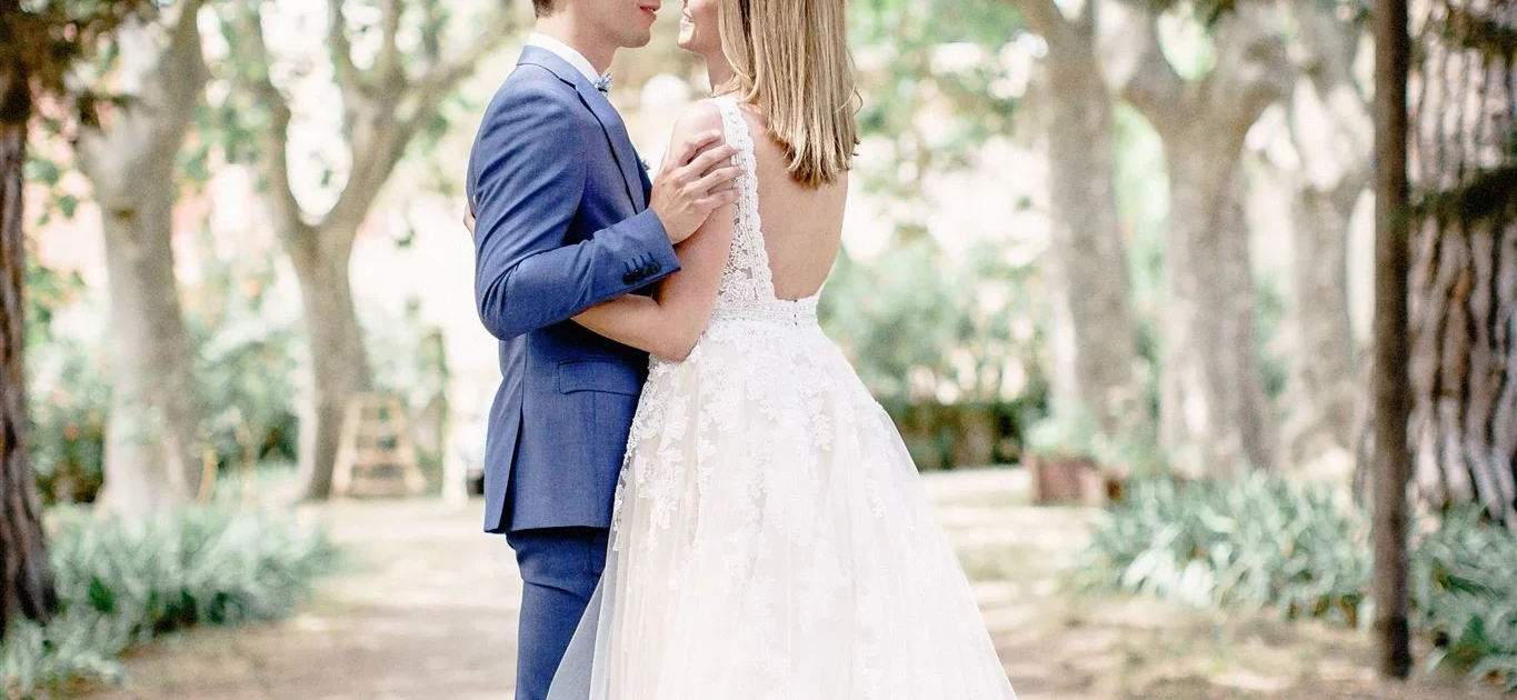 Couple de mariés sous allée d'arbres Les Charmes de Bailly domaine mariage Hérault
