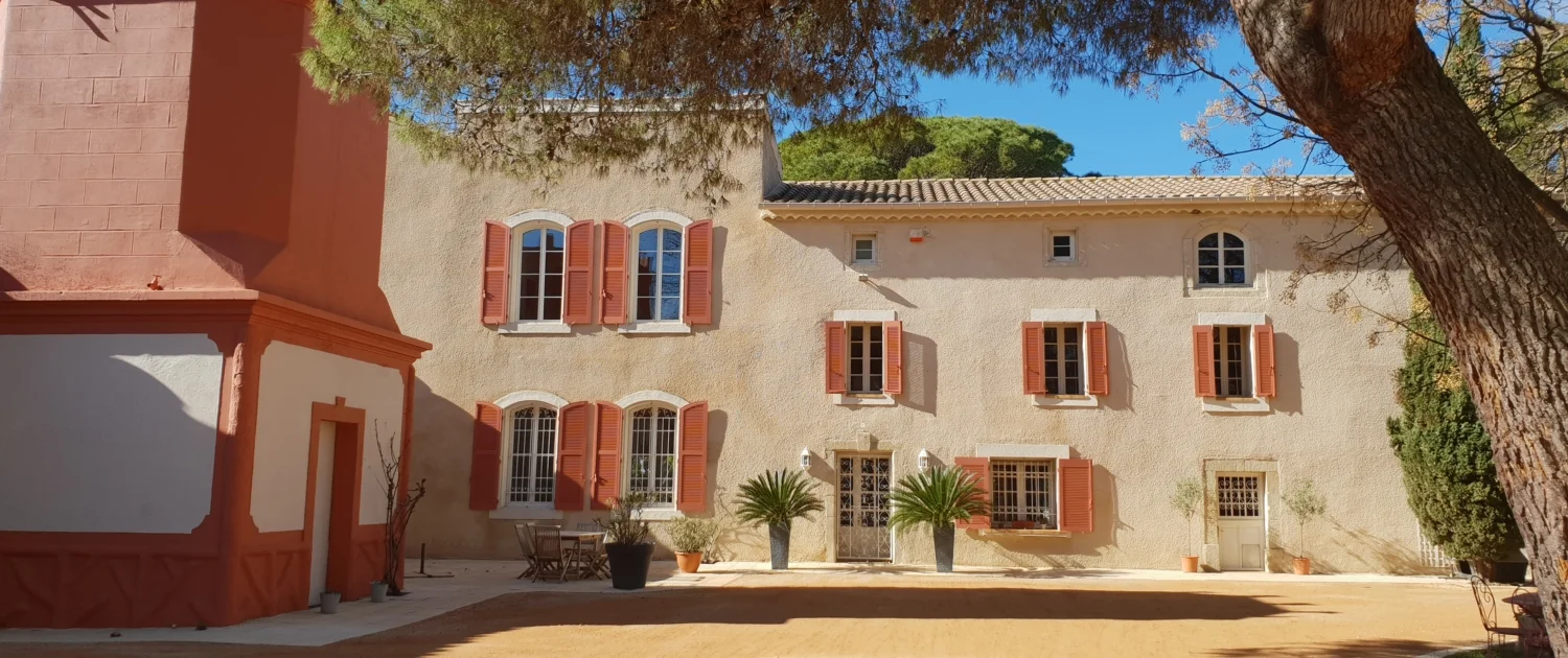 Façade mas provençal Les Charmes de Bailly domaine mariage Hérault cour ensoleillée