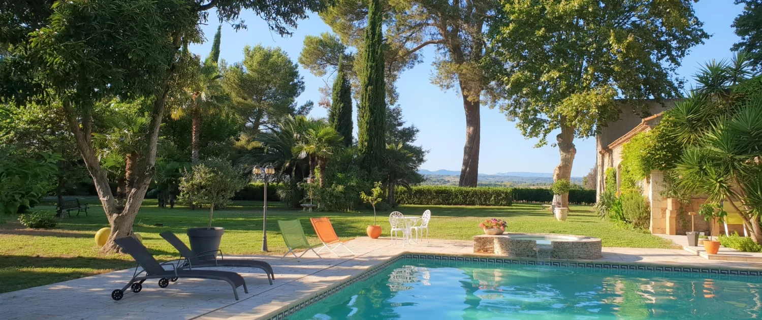 Piscine et jardin méditerranéen avec vue panoramique sur la garrigue aux Charmes de Bailly dans l'Hérault