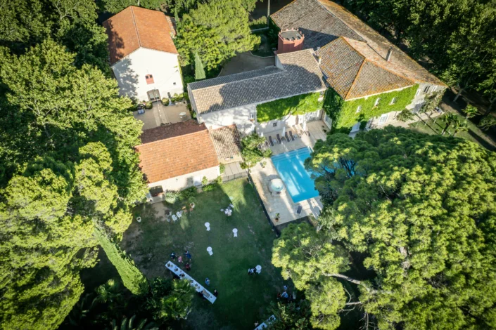 Vue aérienne du domaine Les Charmes de Bailly dans l'Hérault avec mas, piscine, parc et vin d'honneur de mariage