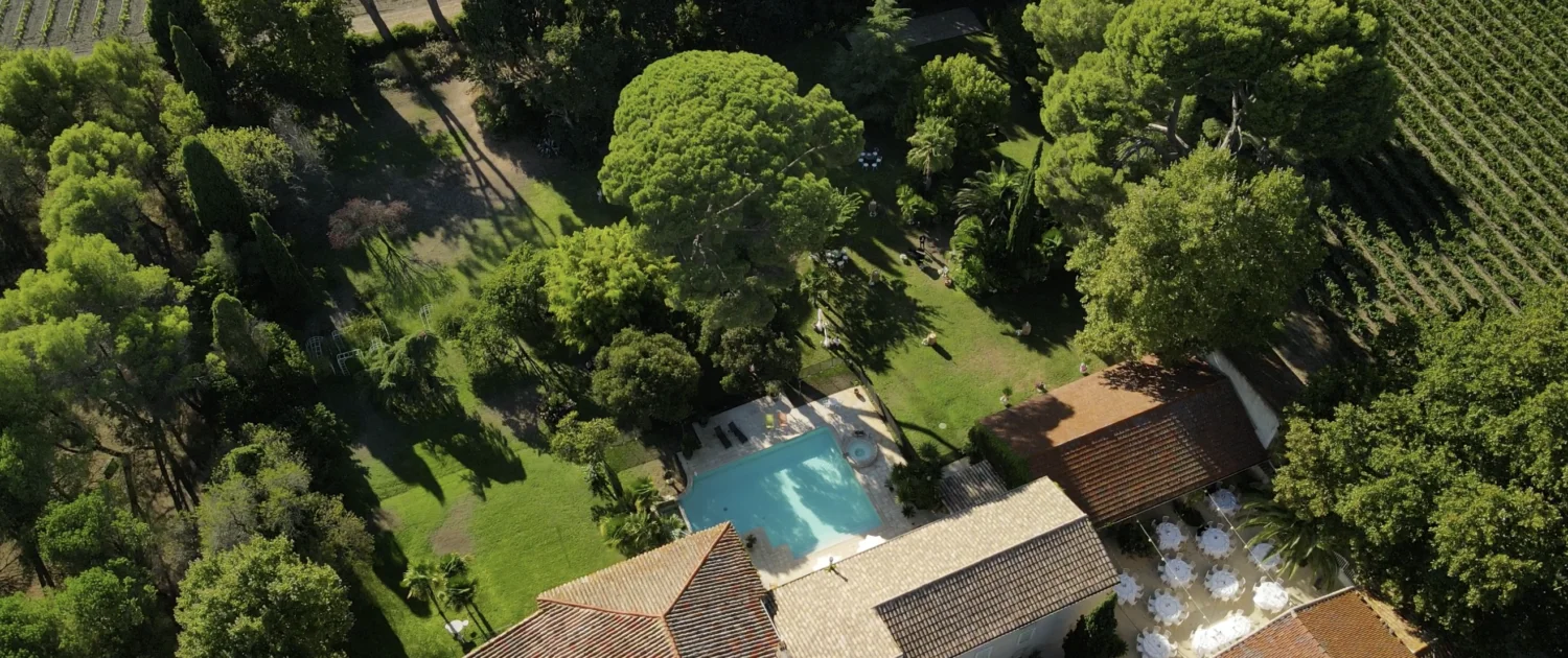 Vue aérienne domaine Les Charmes de Bailly piscine parc vignes mariage Hérault