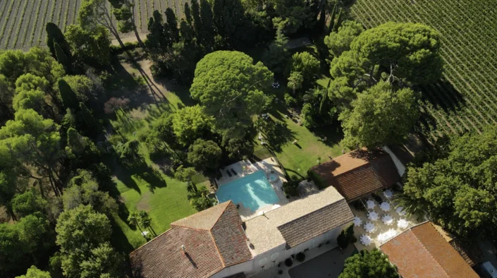 Vue aérienne du domaine Les Charmes de Bailly entouré de vignes en Hérault, piscine et jardins pour mariage en Occitanie