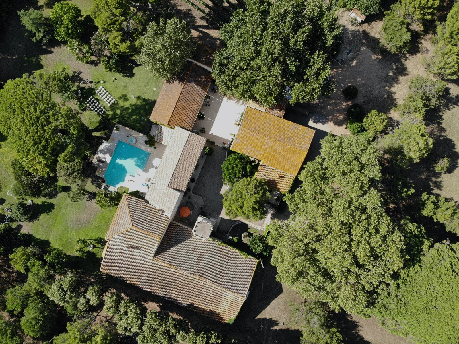 Vue zénithale aérienne du domaine Les Charmes de Bailly en Hérault avec piscine et jardins arborés, lieu de mariage Occitanie