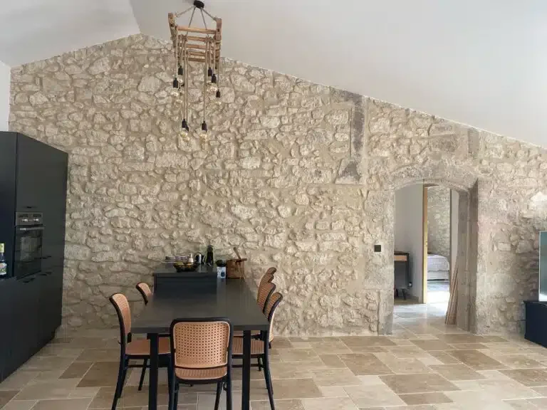 Arche en pierre reliant la salle à manger à la chambre, sol en pierre beige - Les Granges Saint Paul Hérault