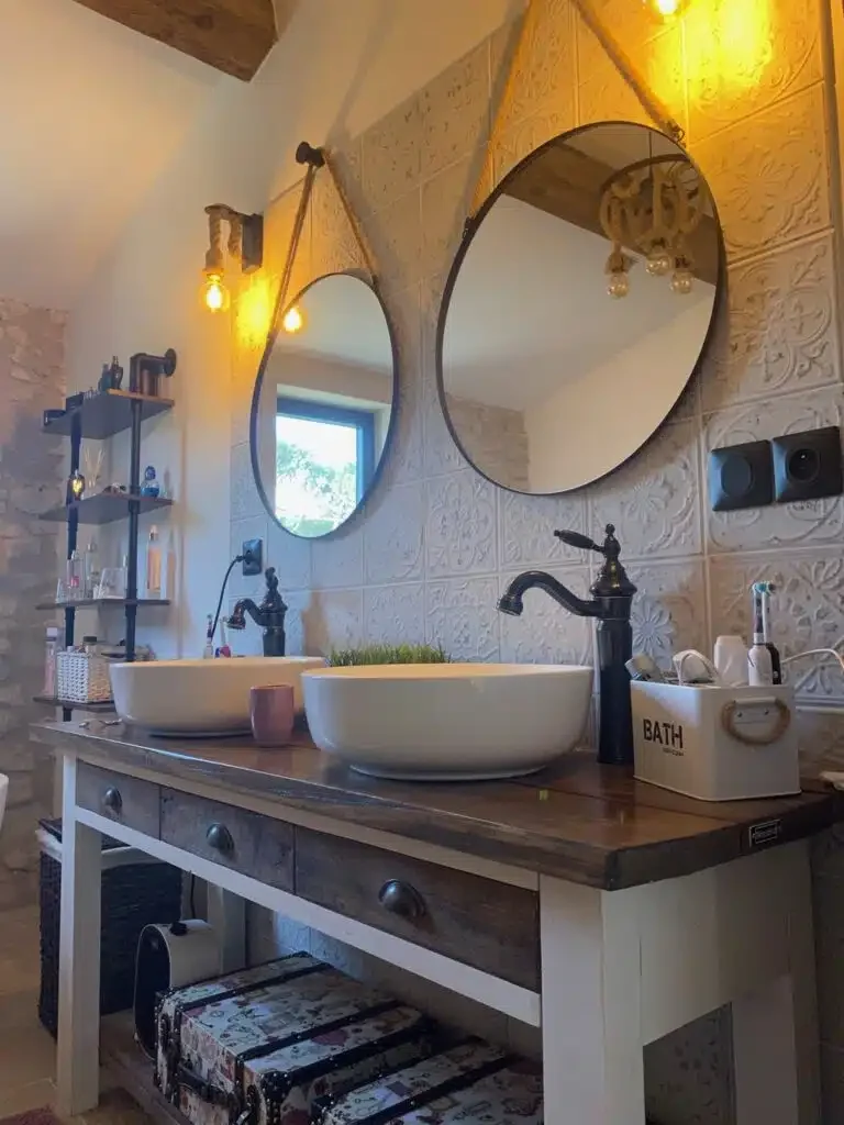 Double vasque sur meuble bois avec miroirs ronds et carrelage en relief - Les Granges Saint Paul Hérault