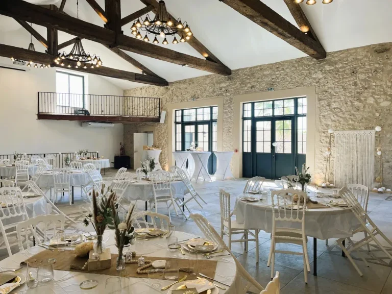 Salle de réception lumineuse Les Granges Saint-Paul décorée pour un mariage champêtre, tables rondes et chaises blanches, Hérault