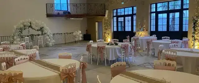 Salle de réception nocturne Les Granges Saint-Paul décorée avec arche de ballons blancs pour un mariage, Hérault