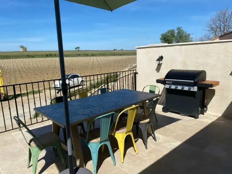 Terrasse avec barbecue gaz et vue panoramique sur les vignes - Les Granges Saint Paul, domaine mariage Hérault