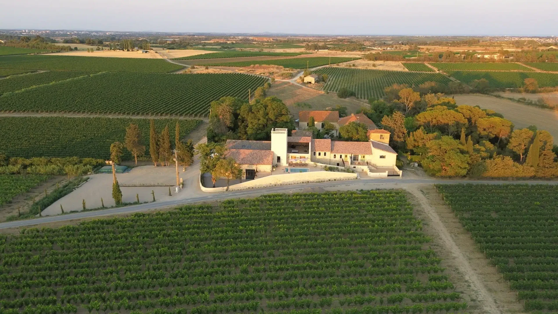 Vue aérienne du domaine Les Granges Saint Paul entouré de vignes au coucher du soleil, Hérault