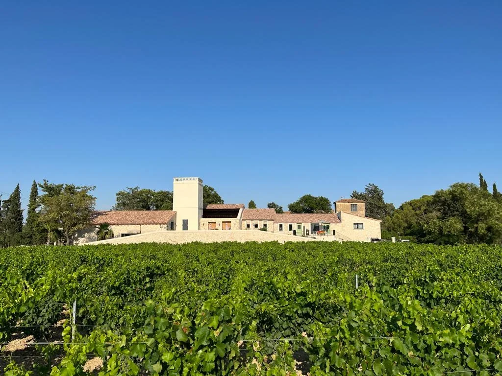 Vue panoramique sur les Granges Saint-Paul depuis les vignes, domaine de mariage en Hérault sous ciel bleu
