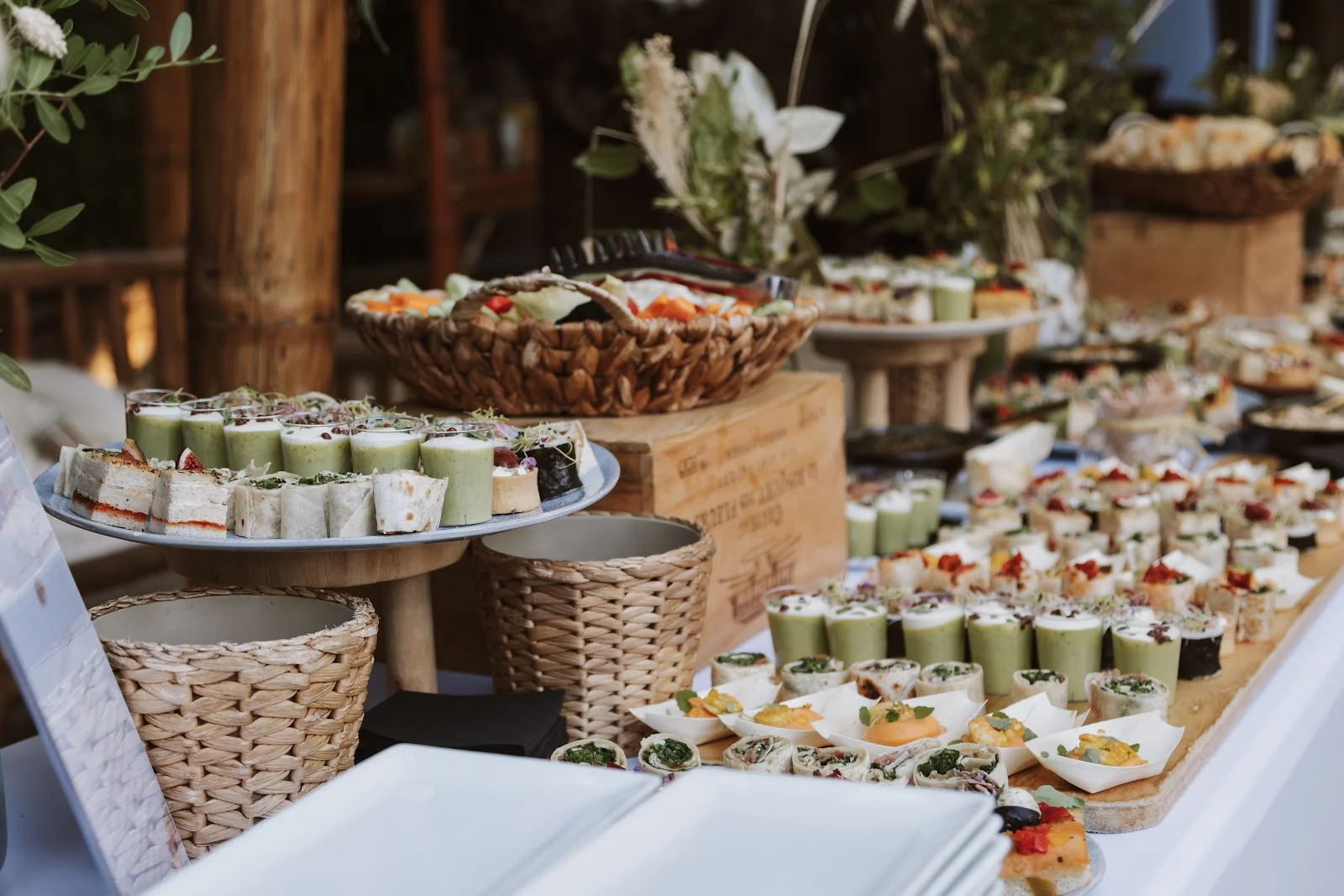 Détail buffet cocktail à L'Impensable Aniane : verrines, rouleaux de printemps et sushis pour un mariage dans l'Hérault