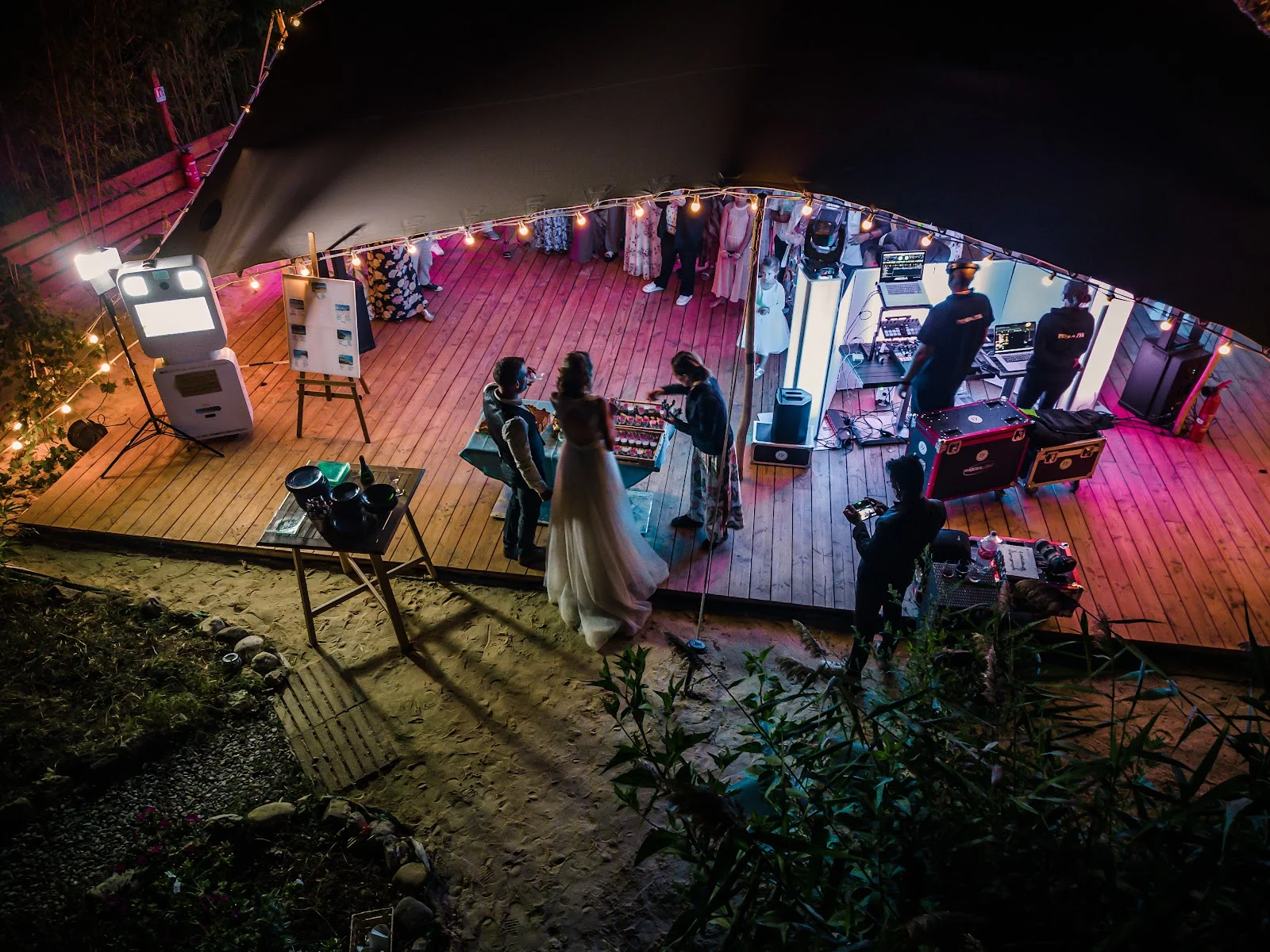 Soirée dansante nocturne à L'Impensable Aniane, mariée sur terrasse bois avec DJ et photobooth, mariage Hérault
