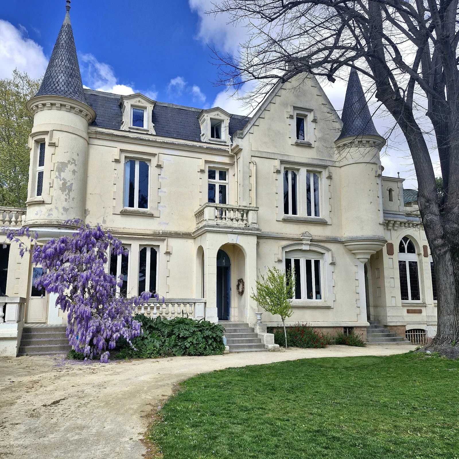 Château Maison Jullian Hérault façade néo-gothique avec glycine violette - lieu de mariage exceptionnel