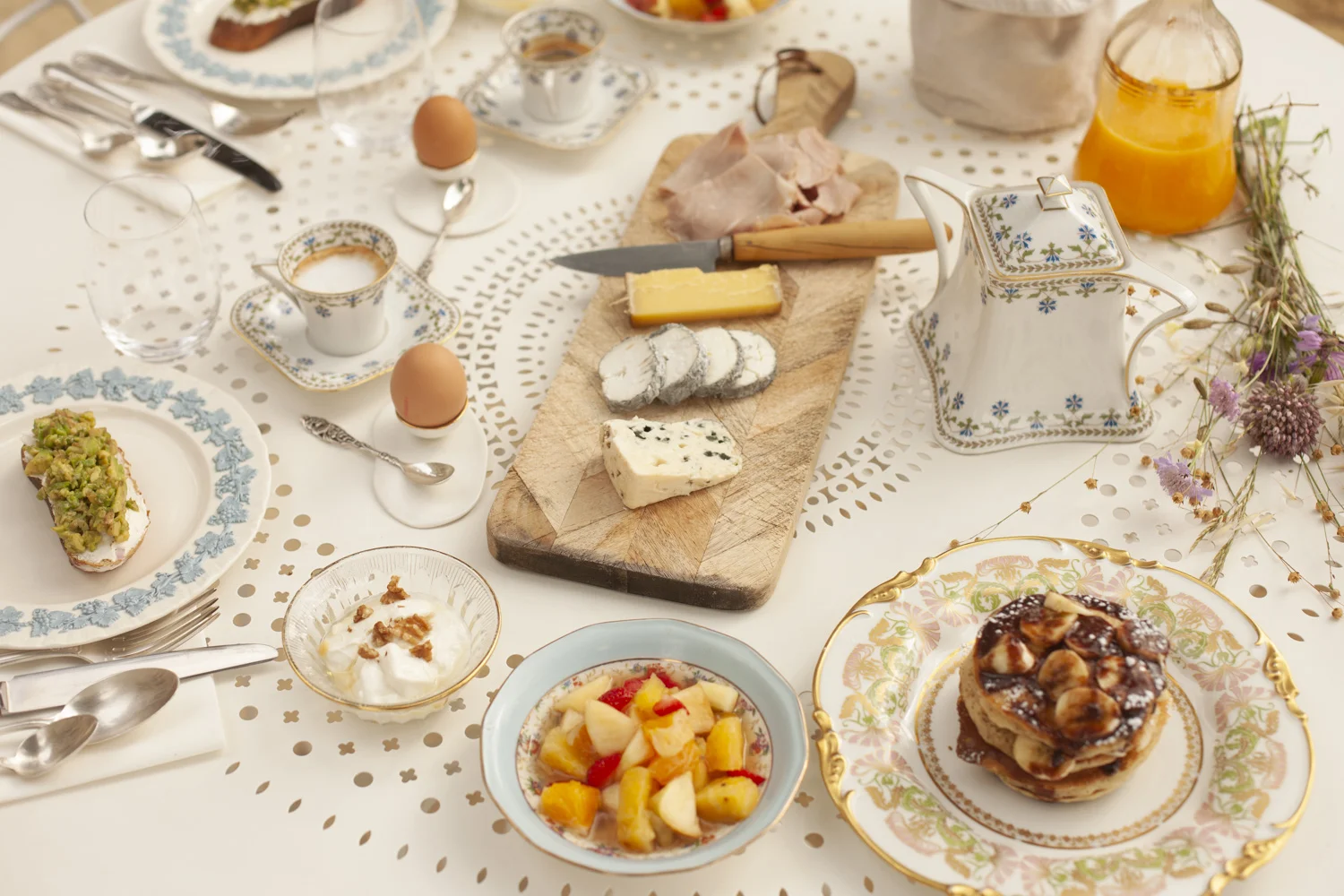 Petit-déjeuner Maison Jullian Hérault avec vaisselle ancienne, fromages et pancakes - brunch mariage