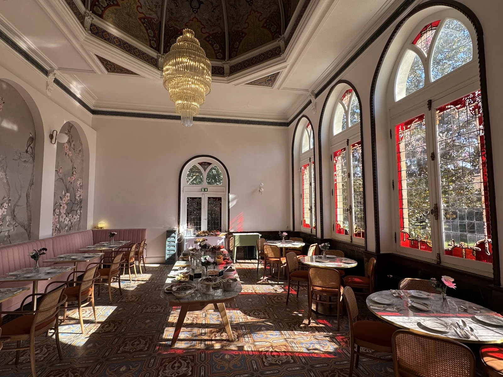 Salle intérieure Maison Jullian Hérault avec plafond peint, lustre cristal et vitraux rouges pour mariage