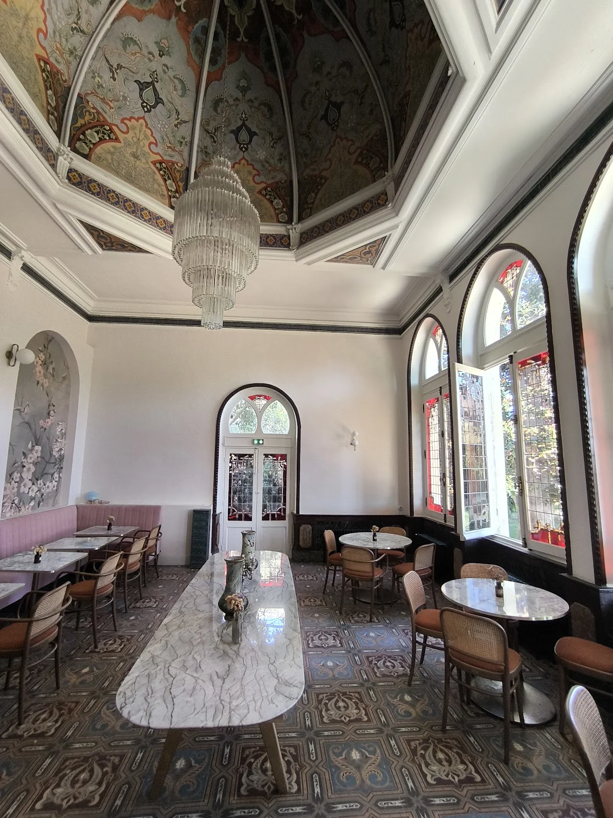 Salle Maison Jullian Hérault plafond octogonal peint oriental et lustre Murano - réception mariage