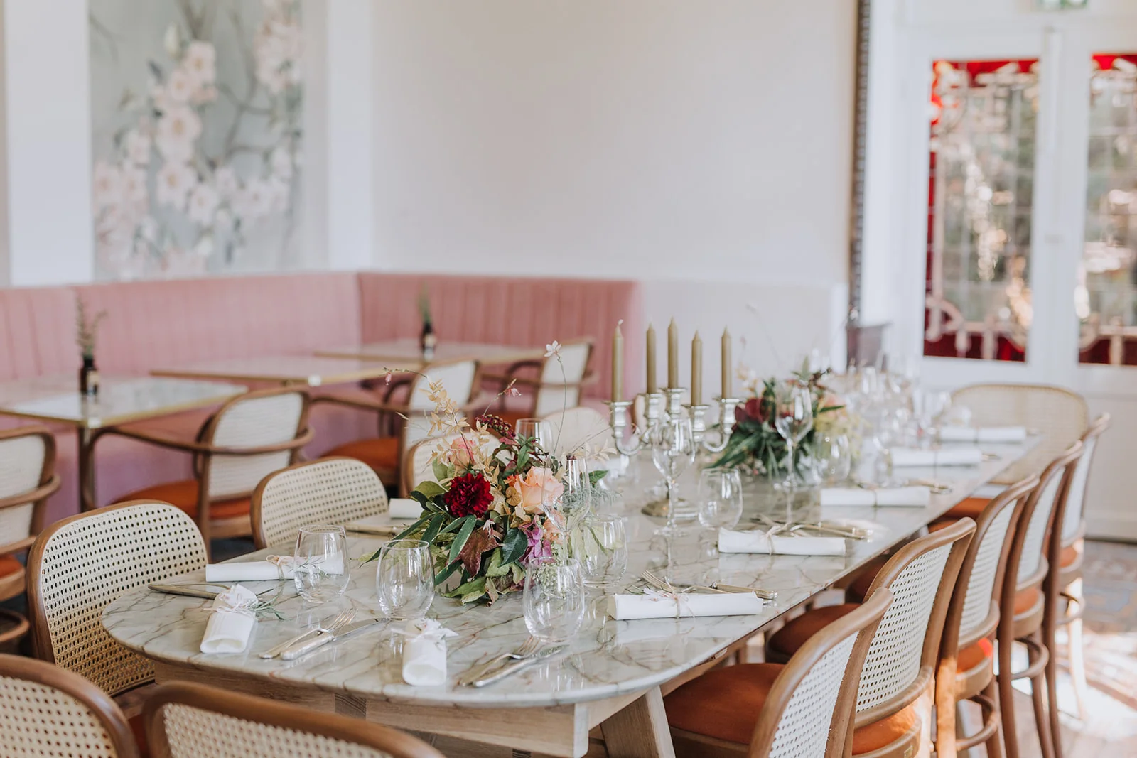 Salle de réception Maison Jullian Hérault - table marbre dressée mariage avec fleurs et chandeliers