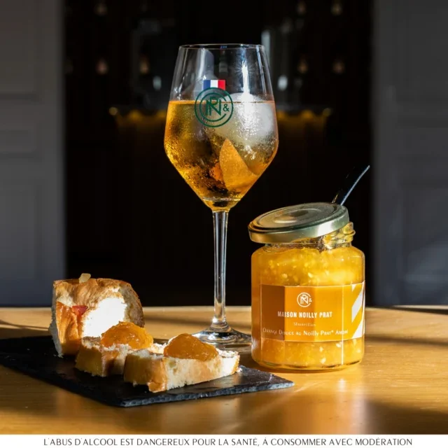 Vermouth Noilly Prat Ambré sur glace avec confit d'orange et toasts, apéritif raffiné Maison Noilly Prat Marseillan Hérault