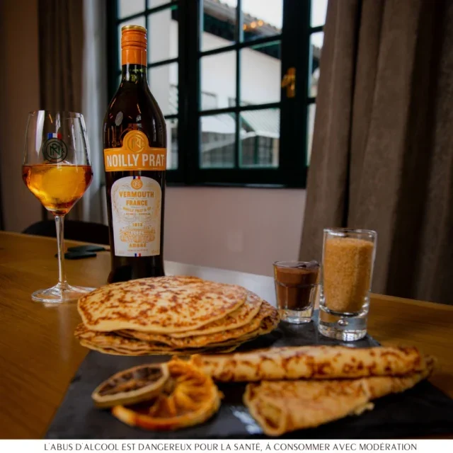Noilly Prat Ambré accompagné de crêpes et condiments sucrés, accord gastronomique Maison Noilly Prat Marseillan Hérault