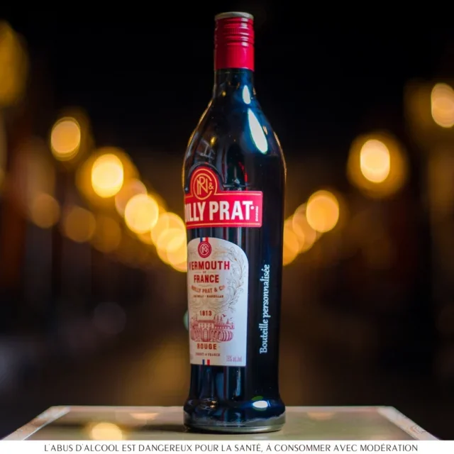 Bouteille Noilly Prat Rouge personnalisée, cadeau ou souvenir de mariage unique à Marseillan dans l'Hérault