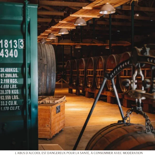 Chai de vieillissement Maison Noilly Prat avec fûts en chêne – site exceptionnel pour mariage à Marseillan, Hérault