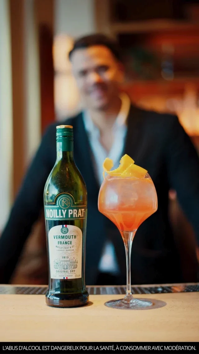 Bartender et cocktail rosé au Noilly Prat Original Dry dans un verre ballon, bar de la Maison Noilly Prat Marseillan Hérault