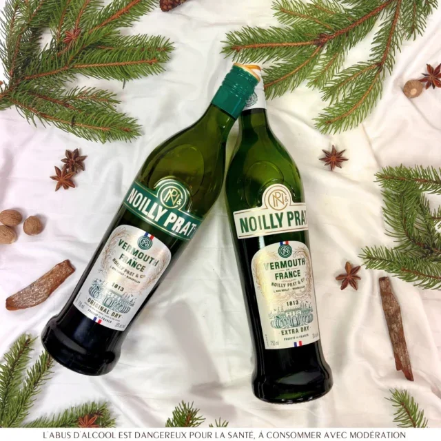 Bouteilles Noilly Prat Original Dry et Extra Dry en décor de Noël avec épices, cadeau festif Maison Noilly Prat Marseillan Hérault