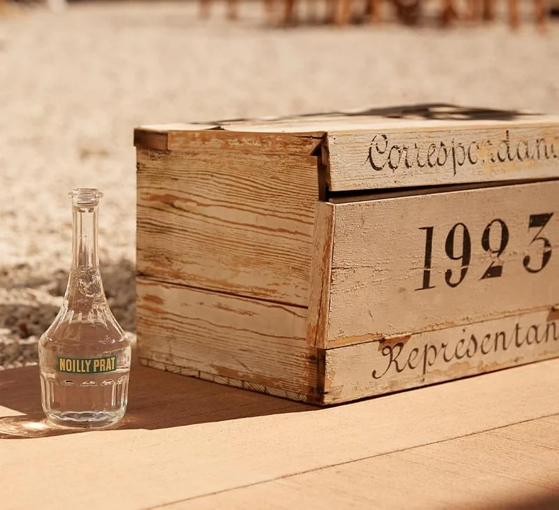 Miniature bouteille Noilly Prat et caisses en bois historiques 1923 à Marseillan, patrimoine vermouth Hérault