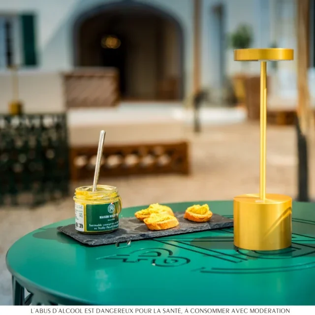 Tartinables Maison Noilly Prat servis sur ardoise avec toasts en apéritif dans la cour de Marseillan, Hérault