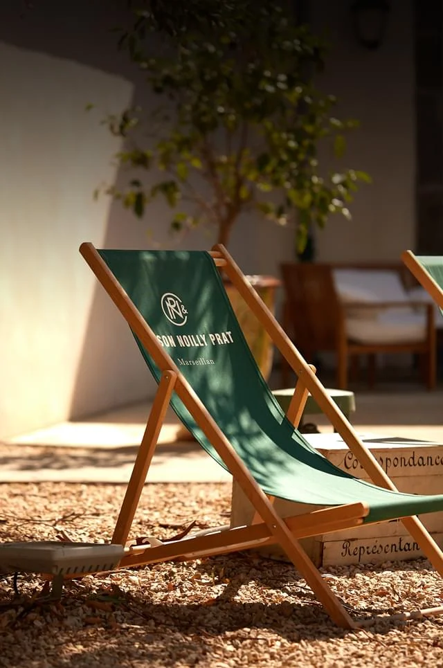 Transats Maison Noilly Prat dans la cour intérieure ensoleillée de Marseillan – espace détente mariage Hérault