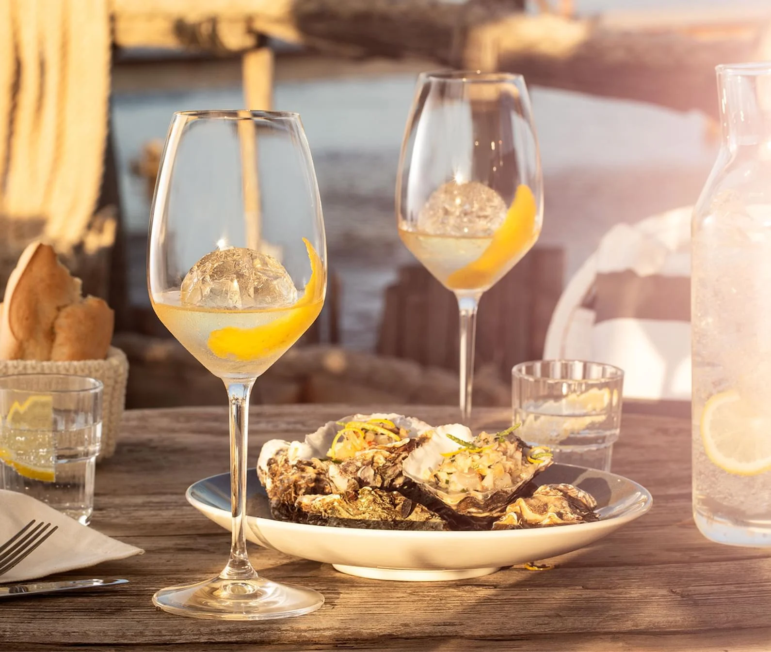 Vermouth Noilly Prat avec huîtres au coucher du soleil sur la lagune de Marseillan, Hérault - accord mets et vermouth