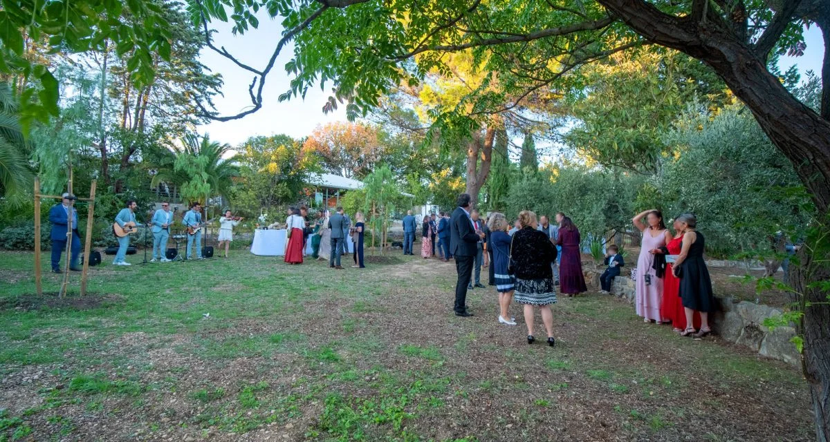 Cocktail de mariage en plein air dans le jardin du Mas Aubrilha en Hérault au coucher du soleil avec musiciens