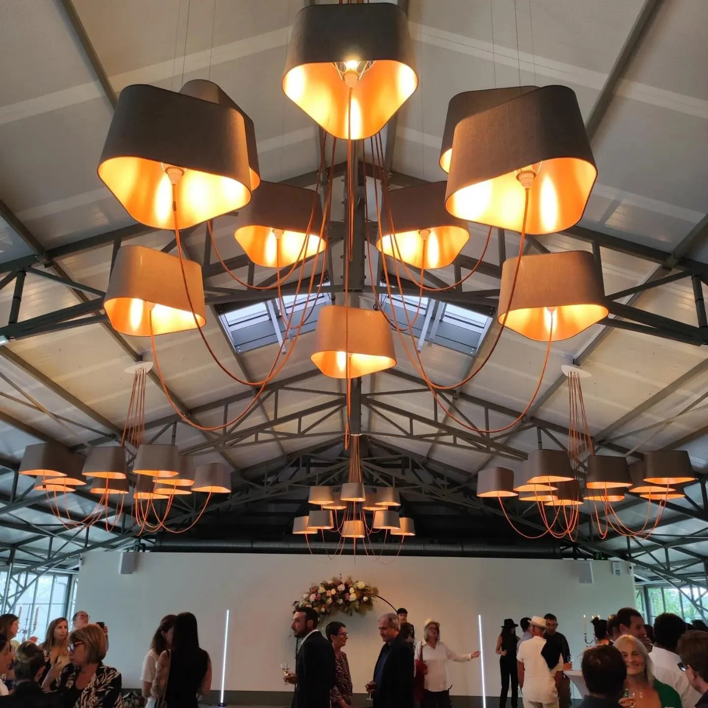 Lustre monumental design de la salle de réception du Mas Aubrilha, abat-jour taupe et câbles cuivre, domaine mariage Hérault