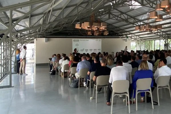 Salle du Mas Aubrilha en Hérault configurée en séminaire avec chaises en rangées et écran de projection